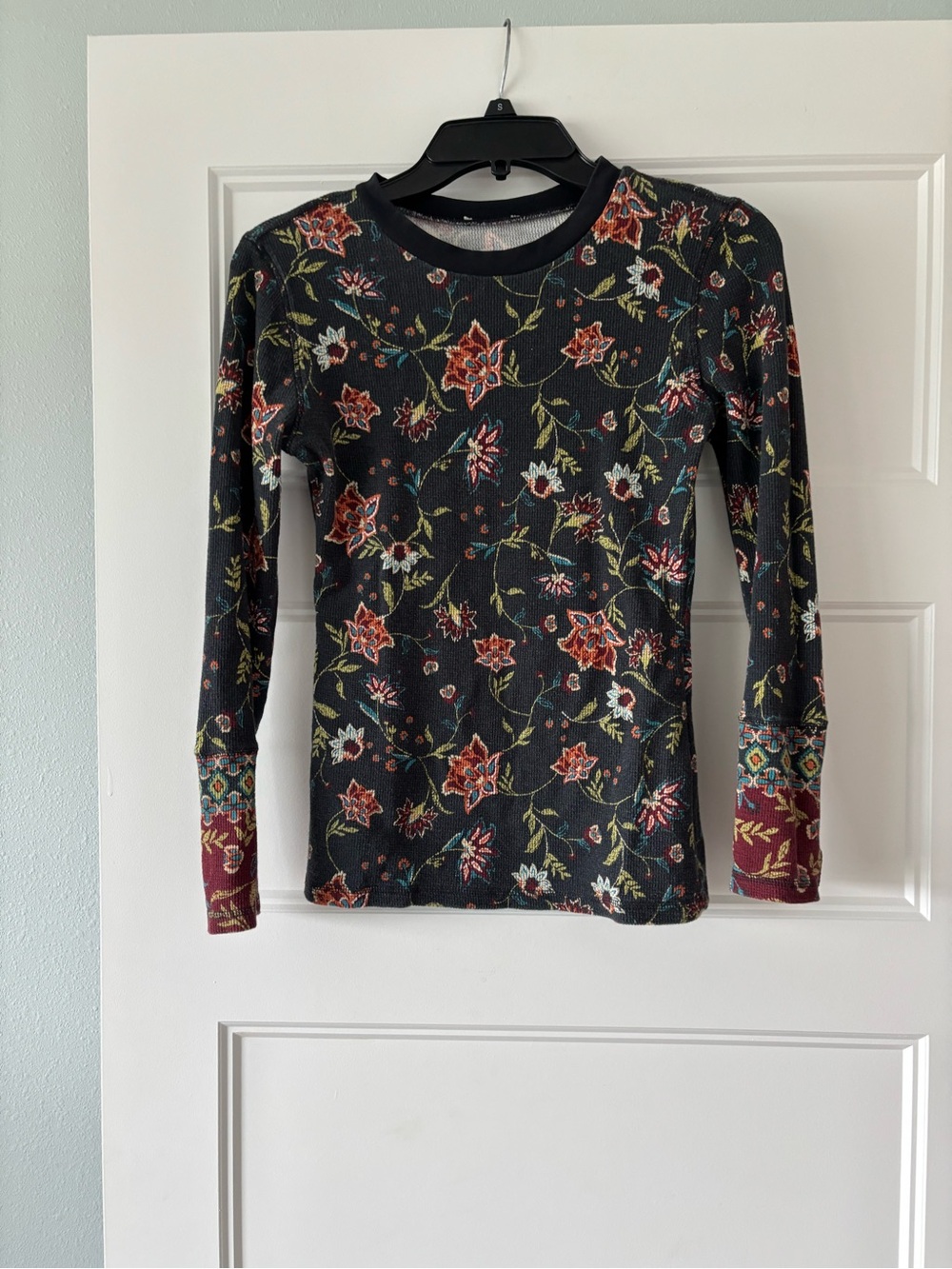 Sundance Black Floral Long-Sleeve Crewneck thermal Top with Red Accents small